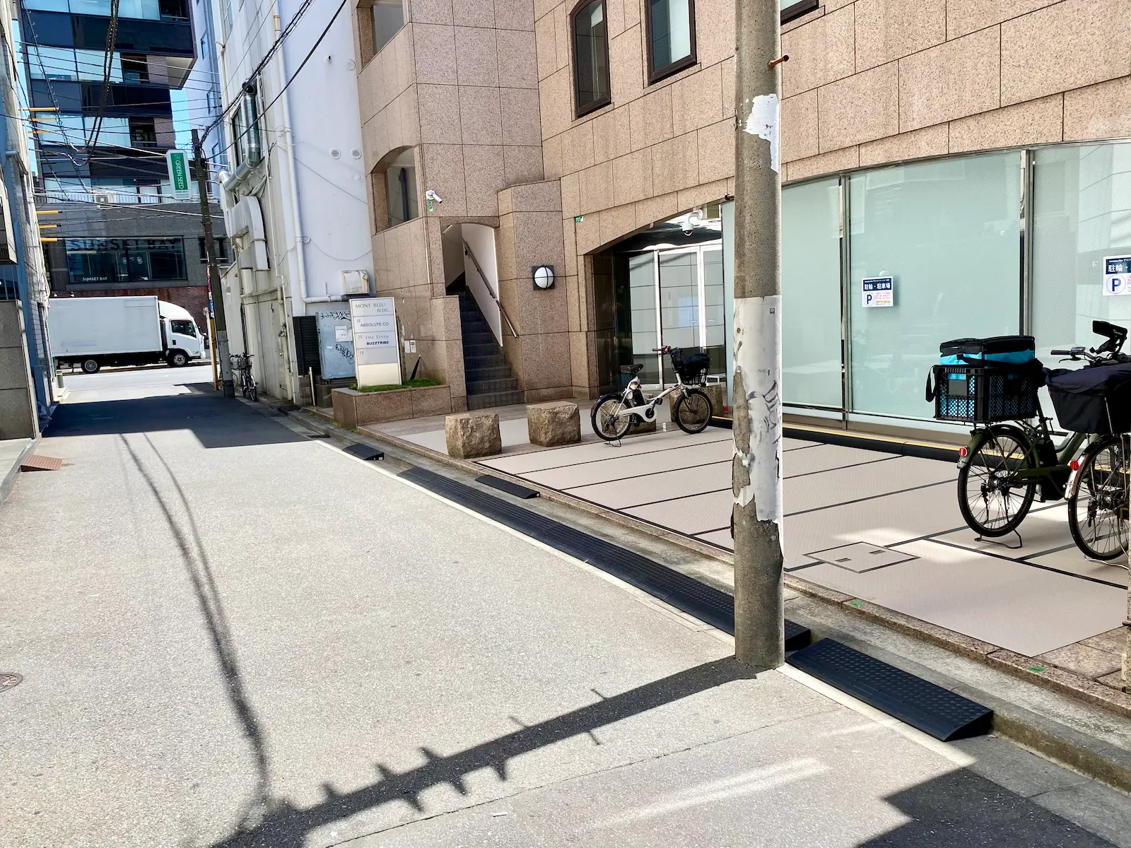 ビル前のデリバリーパートナー専用駐輪スペース（路地側から）