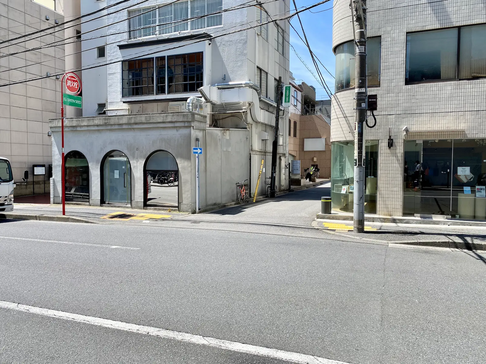 ステーション周辺の一方通行路と角の建物
