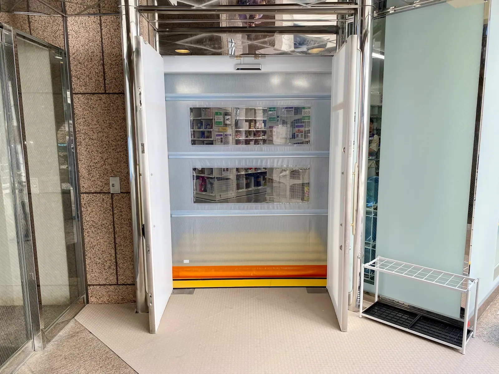 ステーション入口の扉（開いた状態）と内部の荷物棚
