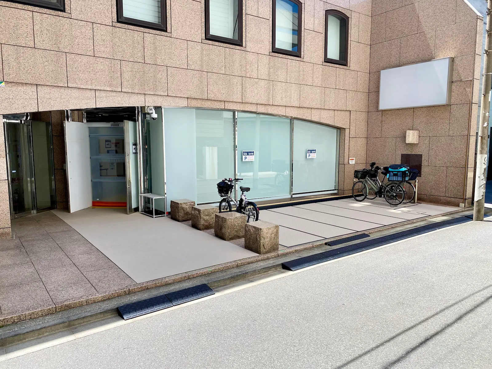 南青山ステーションの正面（入口と駐輪場）