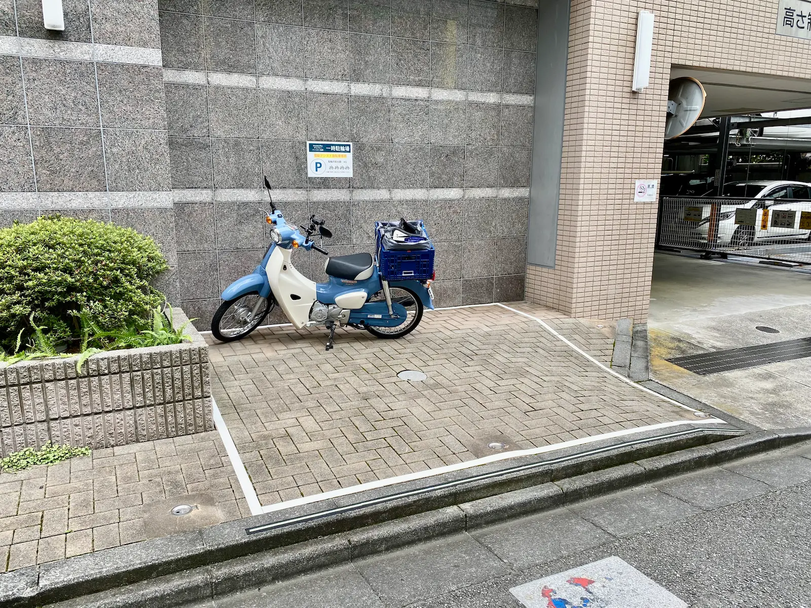 建物の端にあるデリバリーパートナー向け駐輪スペース