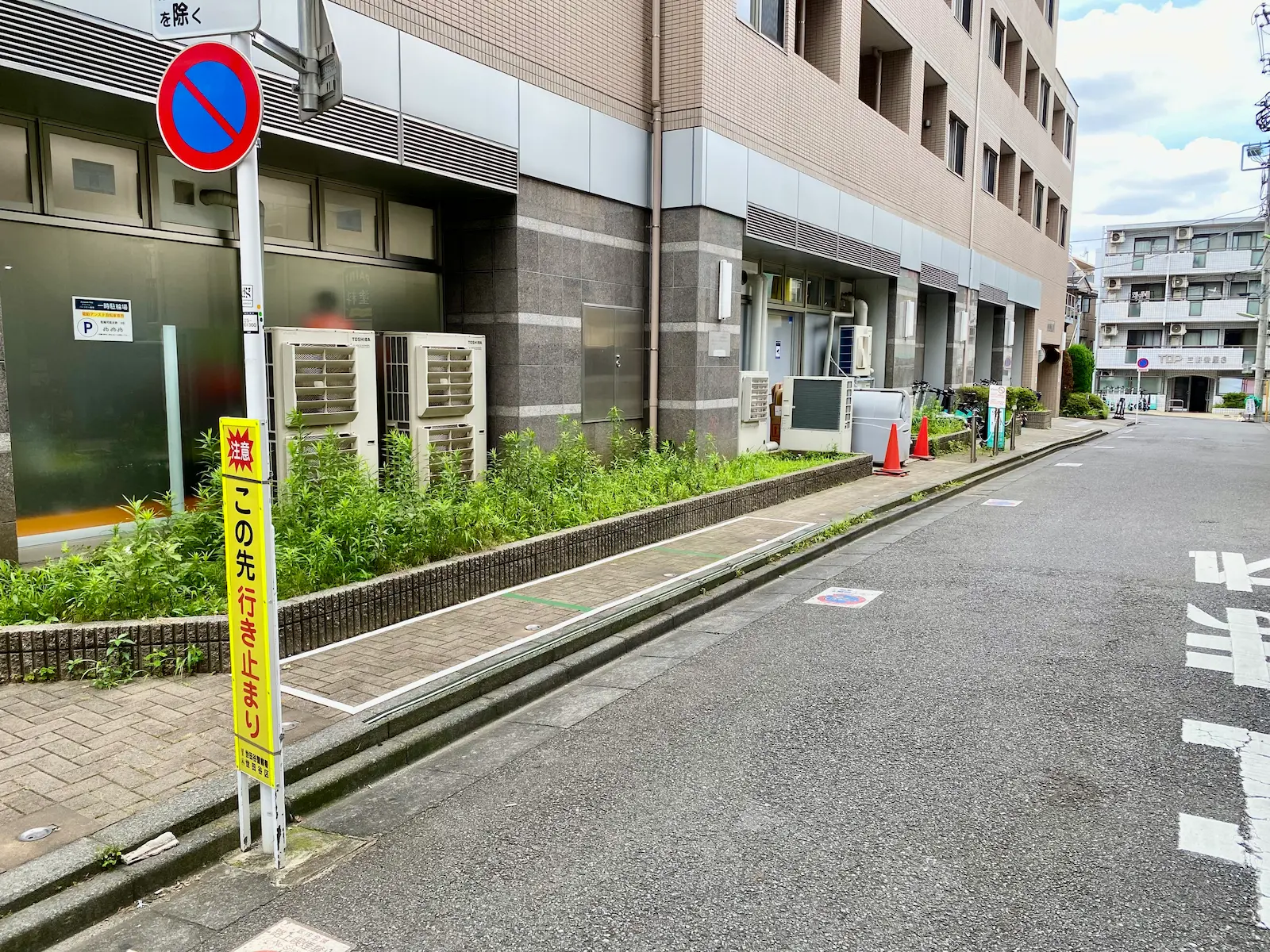 側道側の駐輪スペースと周辺の様子
