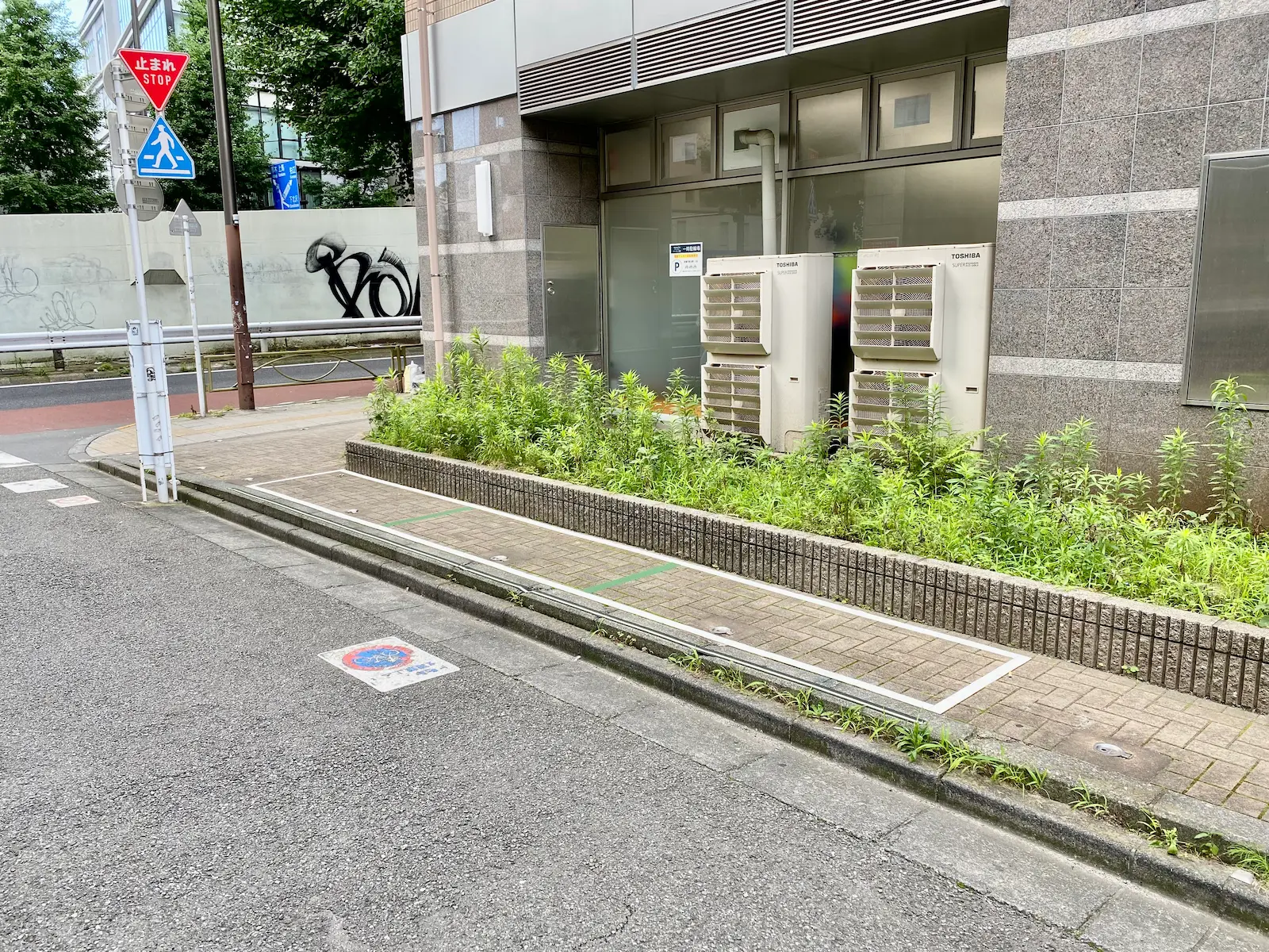 建物側面の側道沿いにある駐輪スペース