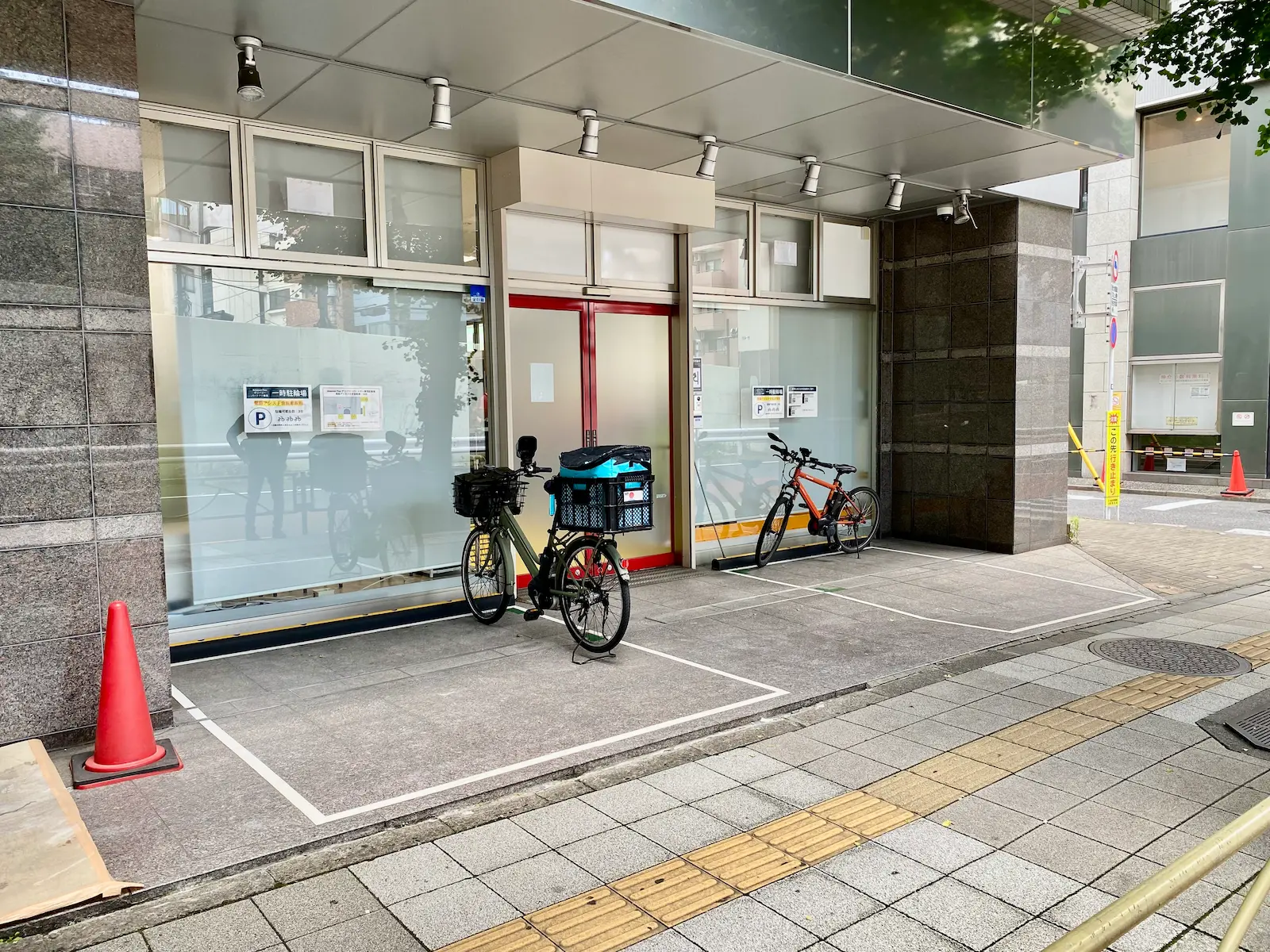 歩道側から見たステーション正面と駐輪スペース