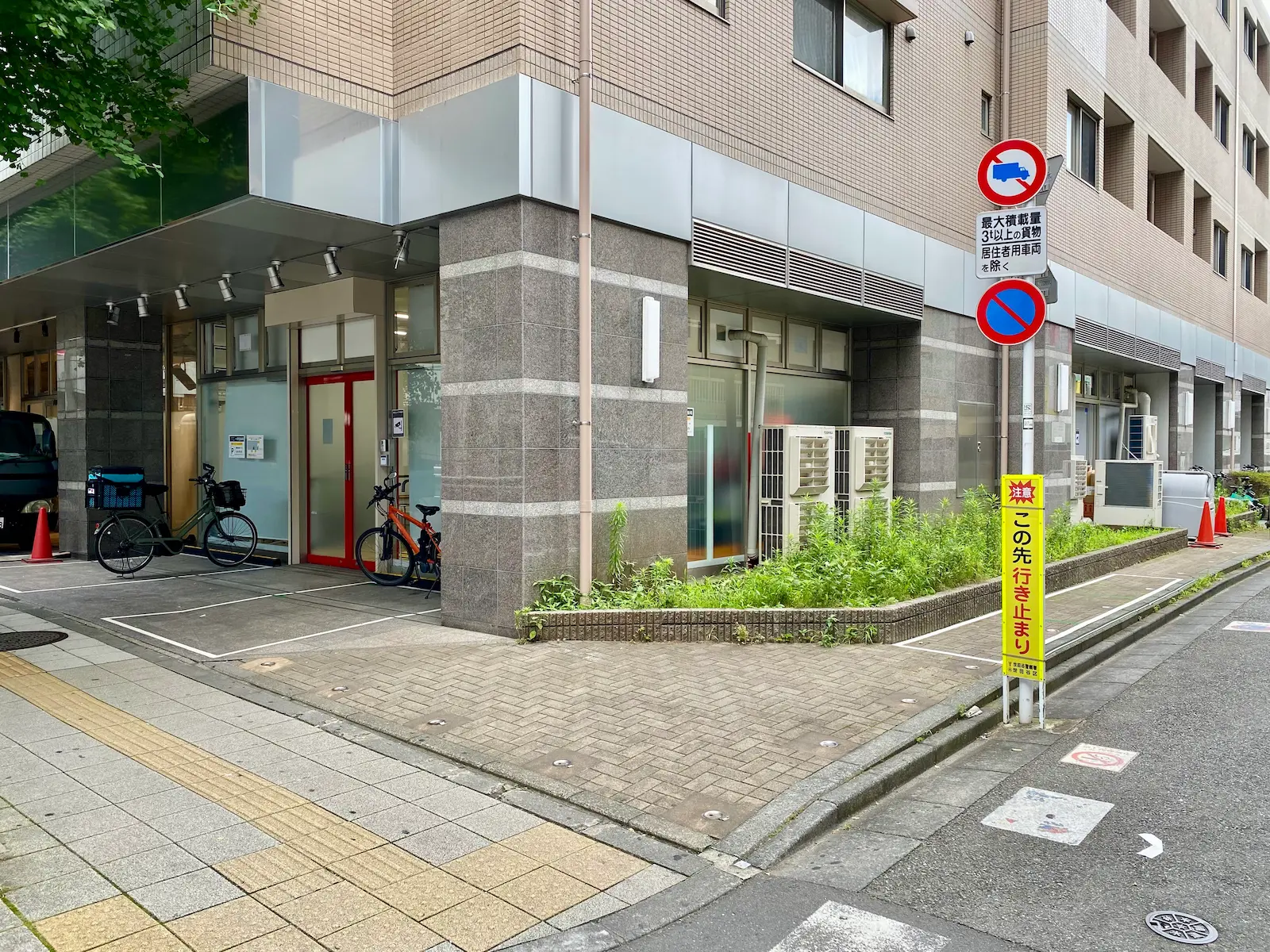 通り角から見た三軒茶屋ステーションの外観