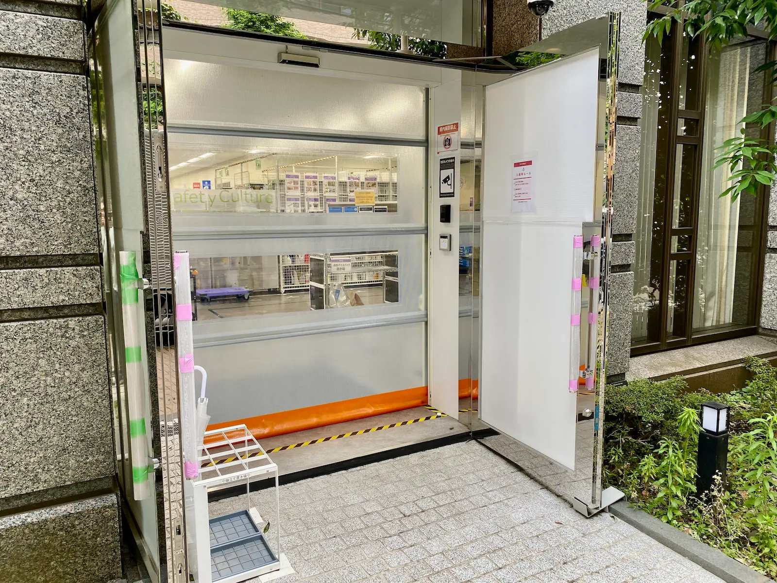 ステーション入口の両開きの扉