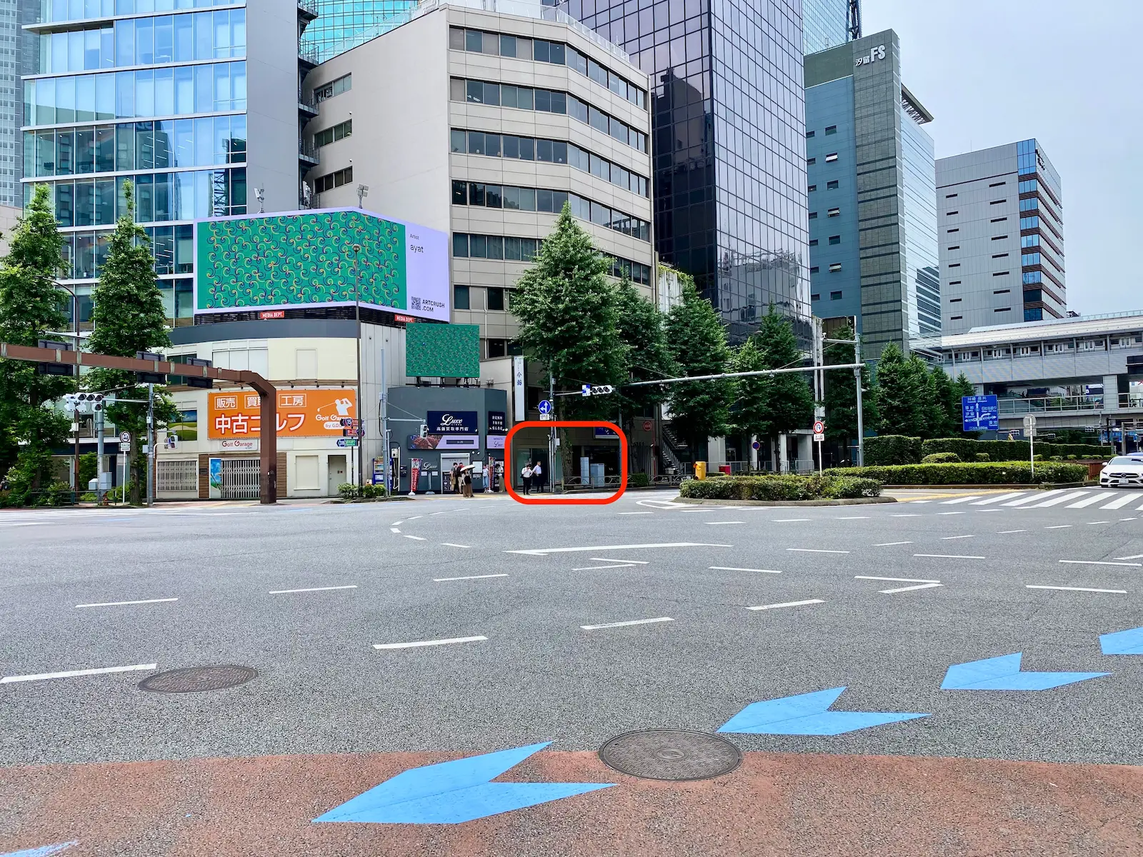 交差点越しに見た新橋ステーション周辺