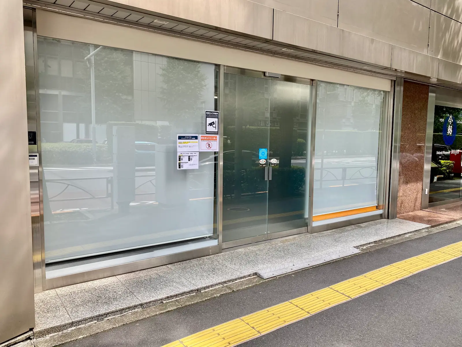 ステーション入口のガラス自動ドア