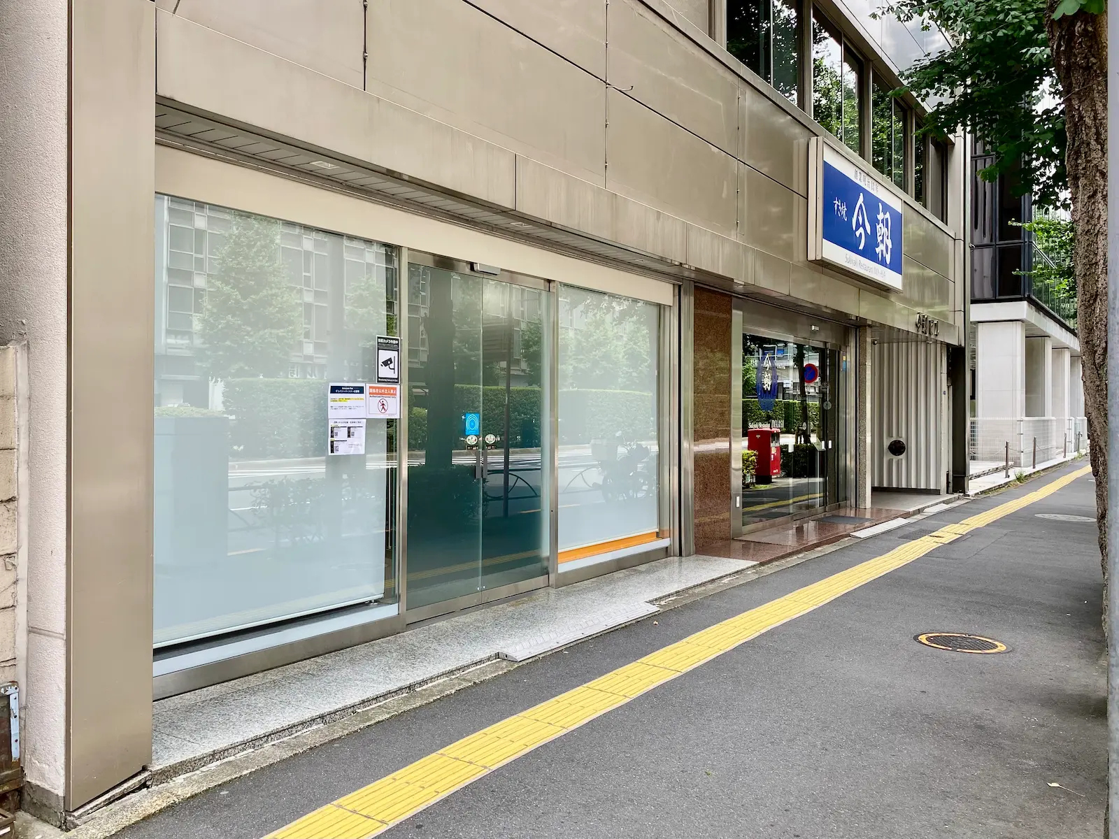 通り沿いから見たステーションのガラス面