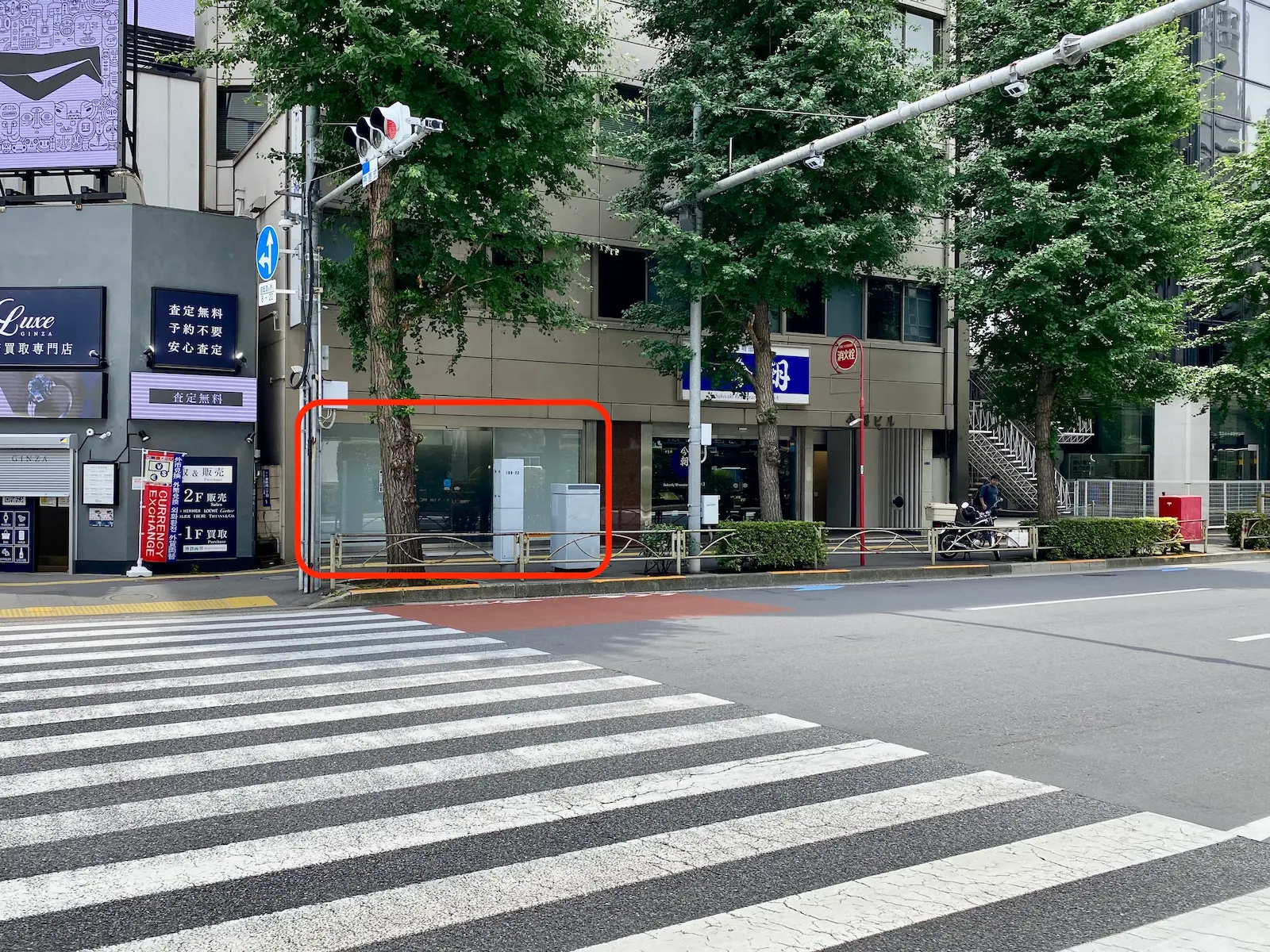 横断歩道から見たステーションのガラス張り正面