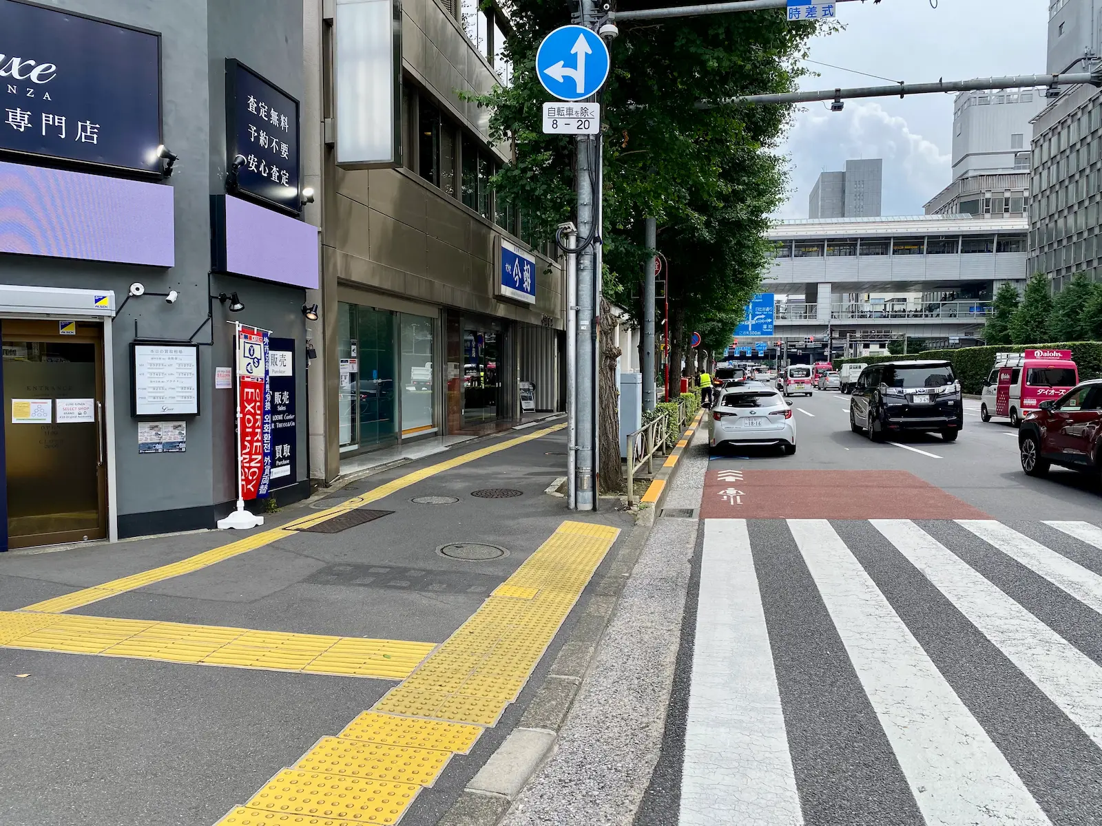 今朝ビル沿いの歩道と新橋・汐留方面