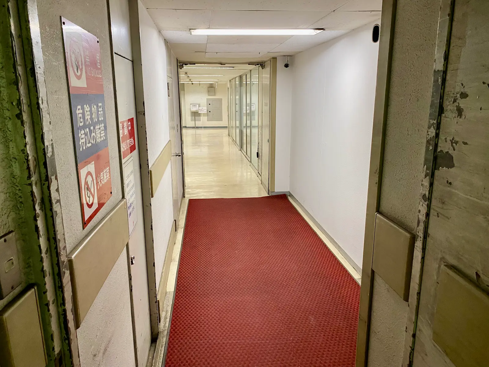 入口②から続く館内通路