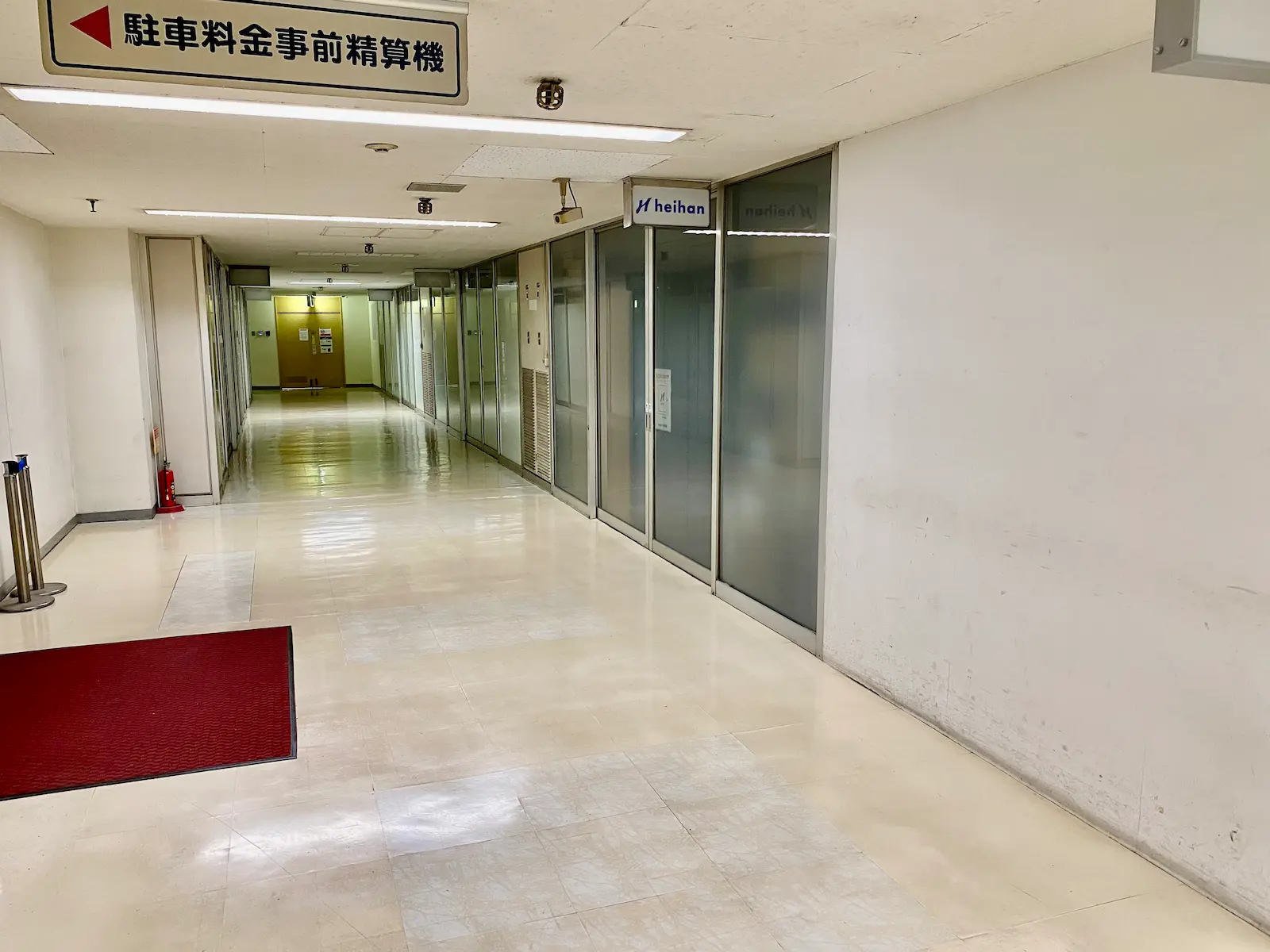 右折後の館内通路