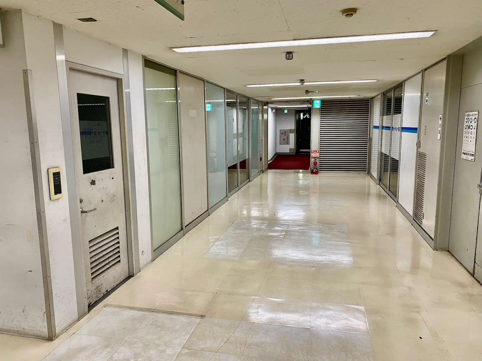通路の突き当たりから入口②方向を見た様子