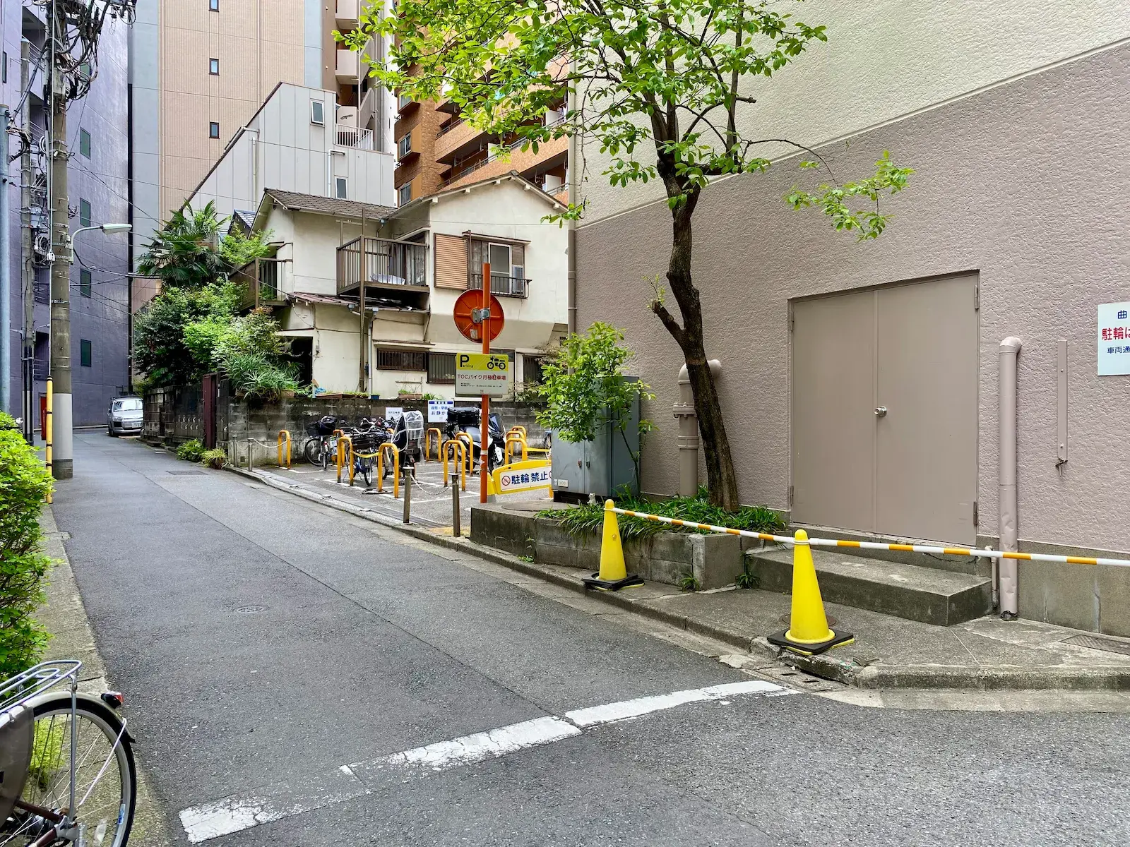 TOCバイク月極駐車場の入口