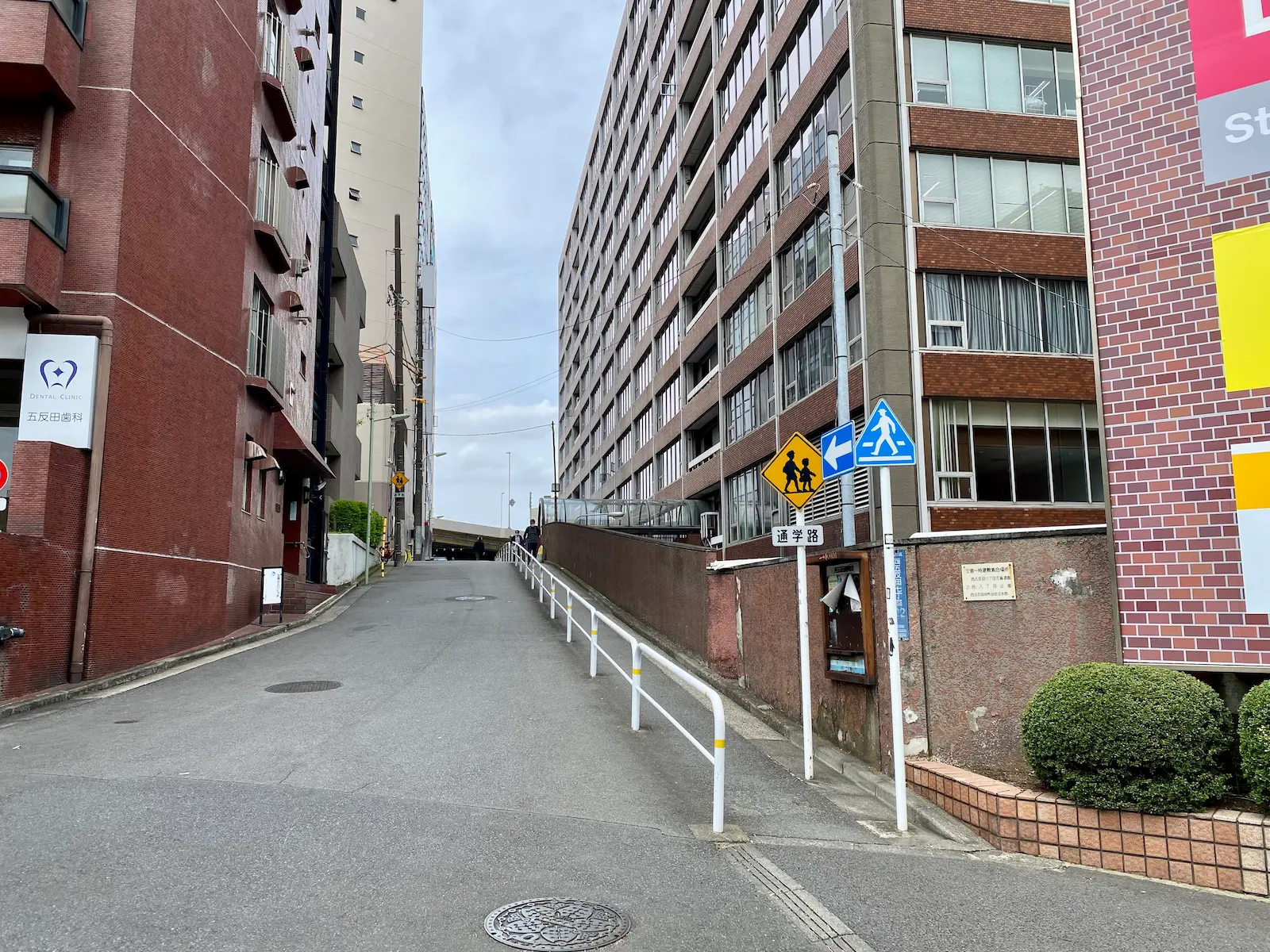 TOCビル横の坂道